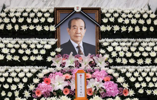 30일 서울 서대문구 신촌세브란스병원 장례식장에 고 김수한 전 국회의장 빈소에 고인의 영정이 놓여있다. (사진 = 뉴시스)