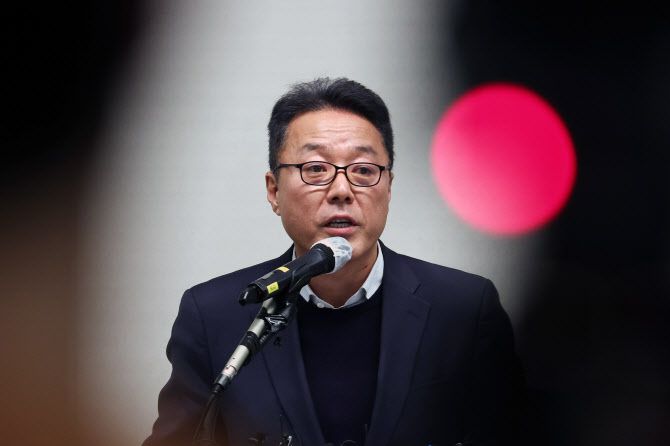 송경훈 제주항공 경영지원본부장이 30일 서울 강서구 메이필드 호텔에서 무안공항 여객기 참사 관련 3차 브리핑을 하고 있다. (사진=연합뉴스)