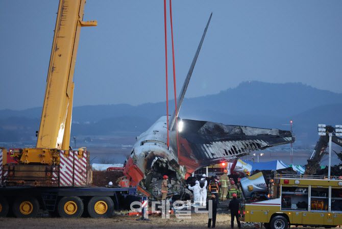 29일 오전 전남 무안군 무안국제공항에서 탑승객 181명을 태운 여객기가 착륙 중 활주로를 이탈하는 사고가 발생했다. 이날 오후 소방 당국이 사고 수습작업을 하고 있다.(사진=노진환 이데일리 기자)