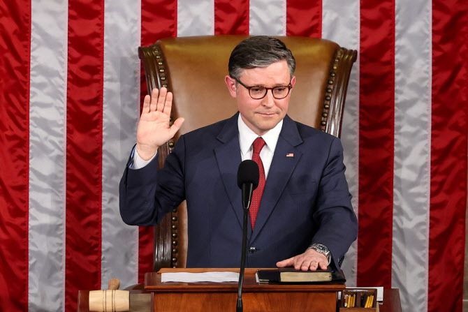 마이크 존슨 미국 하원의원이 3일(현지시간) 미국 워싱턴의 미 국회의사당에서 열린 119대 의회 첫날 재선된 후 하원의장에 취임 선서를 하고 있다.(사진=로이터)
