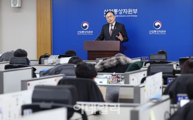 산업통상자원부 통상교섭본부장이 7일 정부세종청사 산업부 기자실에서 ‘2024년 수출·외투 실적 및 2025년 전망’과 관련해 출입기자들에게 브리핑을 하였다.(사진=산업부)
