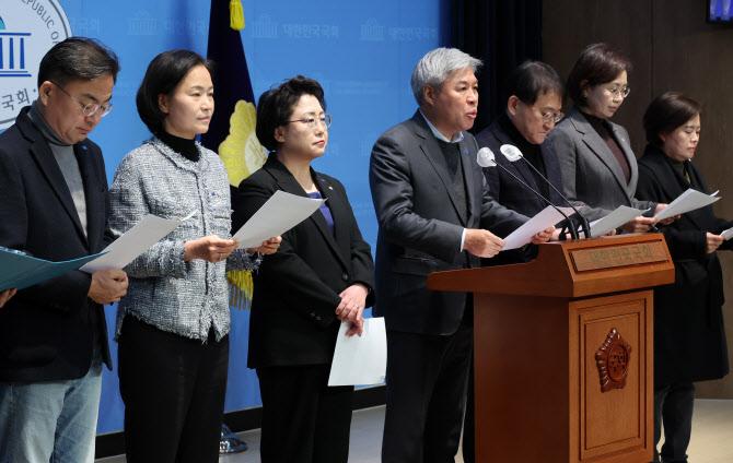 조국혁신당 소속 의원들이 지난 5일 오전 서울 여의도 국회 소통관에서 국민의힘 정당해산심판청구 촉구 법무부 진정관련 기자회견을 하고 있다. (사진=뉴시스)
