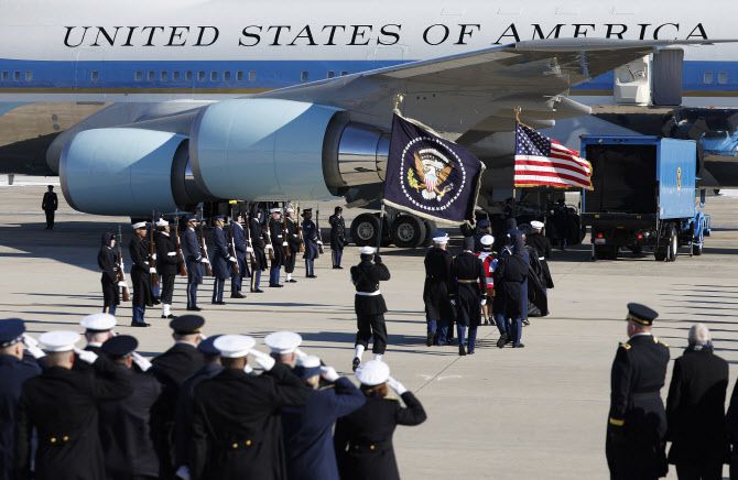 9일(현지시간) 지미 카터 전 미국 대통령의 관이 메릴랜드주 앤드루스 공군 기지를 통해 고향인 조지아주 플레인스로 다시 운구됐다.(사진=AFP)