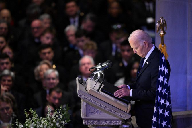 9일(현지시간) 워싱턴 DC의 국립 대성당에서 열린 지미 카터 전 미국 대통령 장례식장에서 추도사를 낭독하는 조 바이든 미국 대통령.(사진=AFP)