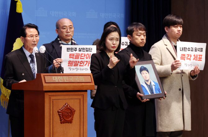 강경대 열사의 아버지인 강민조 전국민주화운동유가족협의회 회장이 10일 오후 서울 여의도 국회 소통관에서 발언을 하고 있다. 1991년 학원 자주화 투쟁에 참여한 명지대 경제학과 1학년 강경대 열사는 백골단이 휘두른 쇠파이프에 맞아 숨졌다. (사진 = 뉴시스)