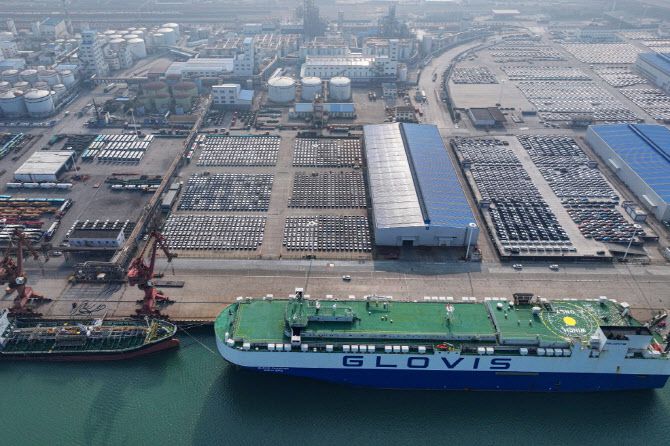 중국 장쑤성 롄윈강의 한 항구에서 수출용 자동차들이 선적 대기 중이다. (사진=AFP)