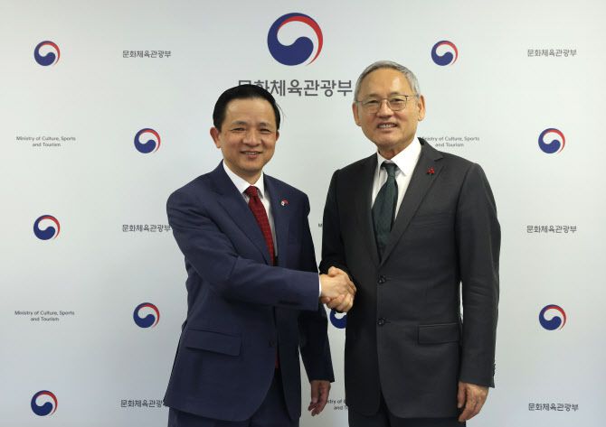 유인촌 문화체육관광부 장관이 14일 서울 종로구 국립현대미술관 서울관에서 다이빙 신임 주한중국대사와 면담을 마친 뒤 기념촬영을 하고 있다. (사진=문화체육관광부 제공).