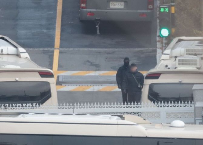 14일 서울 용산구 한남동 대통령 관저에서 경호 관계자들이 이동하고 있다.(사진=뉴스1)