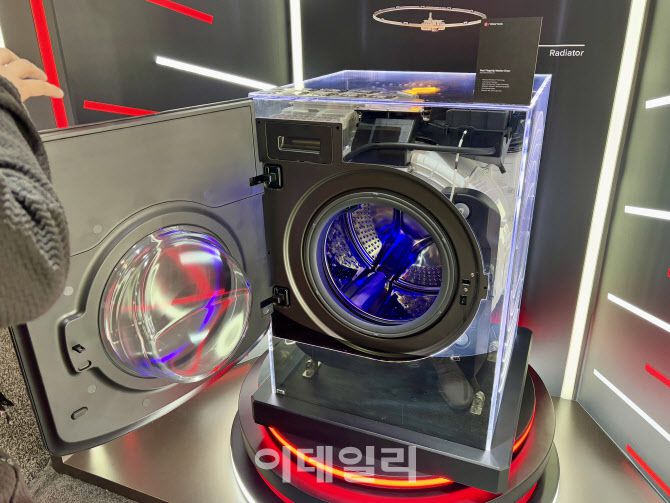 연내 출시 예정인 로보락의 차세대 플래그십 세탁건조기.(사진=조민정 기자)