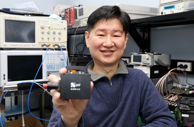 [이데일리 방인권 기자] 지큐티코리아 곽승환 대표(CEO)가 자체 개발한 ‘단일광자검출기’를 들고 포즈를 취하고 있다.