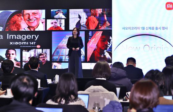 키코 송 샤오미 동아시아 마케팅 총괄이 15일 서울 종로구 포시즌스 호텔에서 열린 샤오미코리아 법인 설립 후 첫 기자간담회에서 제품 소개 발표를 하고 있다.(사진=샤오미코리아)