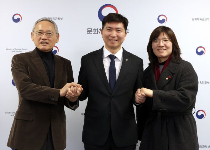 유인촌 문화체육관광부 장관과 장미란 제2차관이 16일 서울 종로구 국립현대미술관 회의실에서 유승민 제42대 대한체육회장 당선인을 만나 기념촬영을 하고 있다. (사진=문화체육관광부 제공).