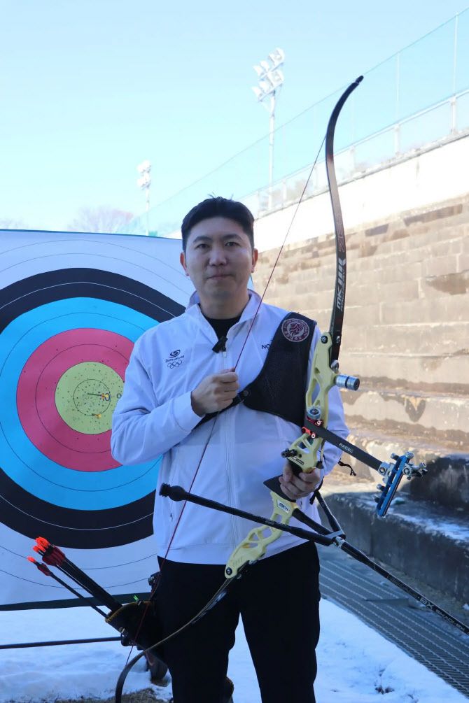 양궁을 체험하는 유승민 당선인. 사진=유승민 당선인 측