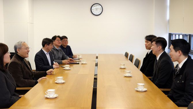 유인촌 문화체육관광부 장관이 16일 서울 종로구 국립현대미술관 회의실에서 유승민 제42대 대한체육회장 당선인과 면담을 하고 있다. (사진=문화체육관광부 제공).