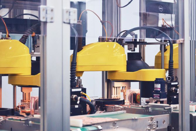 코스맥스 평택 2공장 자동화 설비에서 로봇이 파우더 성형물을 파레트 용기에 장착하고 있다. (사진=코스맥스)