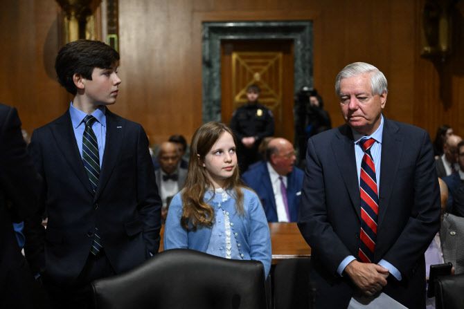 16일(현지시간) 재무장관 후보자 인사청문회가 열린 워싱턴 D.C. 더크센 상원사무실에서 린지 그레이엄(맨 오른쪽) 미국 상원의원 옆에 스콧 베센트 재무장관 후보자의 아들인 콜 베센트 프리먼(맨 왼쪽)과 딸 캐롤라인 베센트 프리먼이 서있다.(사진=AFP)