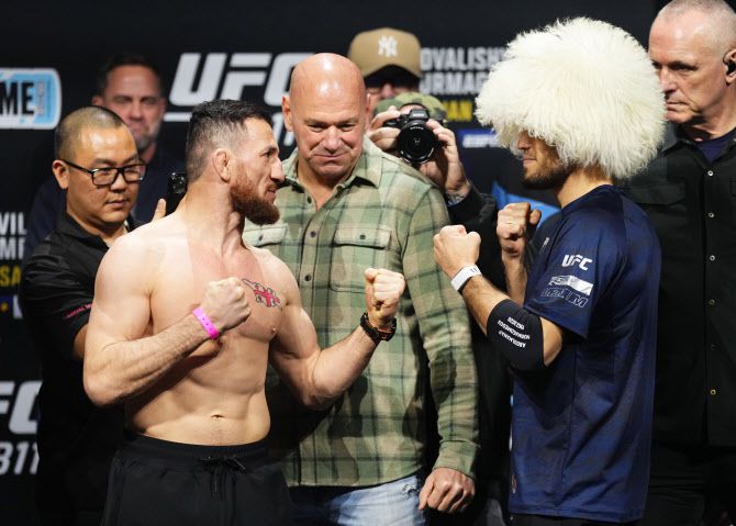 UFC 밴텀급 타이틀전을 펼치는 챔피언 메랍 드발리쉬빌리(왼쪽)와 도전자 우마르 누르마고메도프가 서로 눈싸움을 벌이고 있다. 사진=UFC