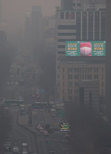 초미세먼지 농도가 ‘나쁨’ 수준을 보인 20일 오전 서울 종로구 서울시교육청에서 바라본 도심이 뿌옇다. (사진=연합뉴스)