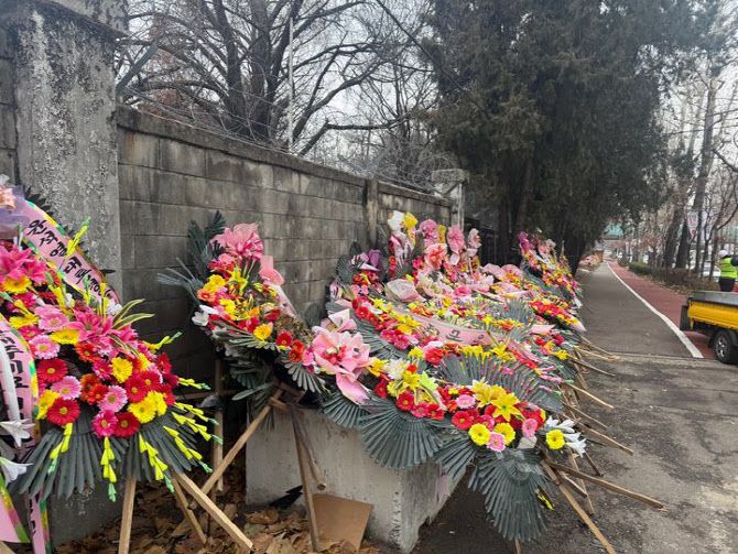 이태원로 일대에 윤석열 대통령 응원 화환이 줄지어 놓여 있다. (사진=뉴시스)