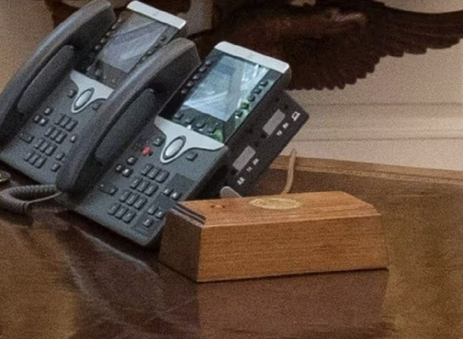 도널드 트럼프 미국 대통령 집무실 책상에 설치된 콜라버튼.(사진=뉴스1)