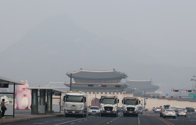 수도권에 초미세먼지주의보와 비상저감조치가 발령 중인 21일 오전 서울 종로구 세종대로에서 서울시가 미세먼지 비상저감조치 일환으로 도로청소차량 분진흡입청소 작업을 하고 있다.(사진=뉴시스)