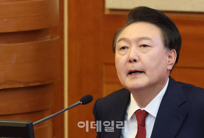 [사진공동취재단] 윤석열 대통령이 21일 오후 서울 종로구 재동 헌법재판소에서 열린 탄핵심판 3차 변론기일에 출석해 피청구인 측에 자리하고 있다.