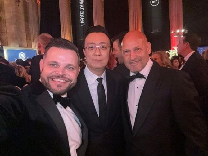 지난 17일 워싱턴에서 크레타 VP 에반 클라센, 블룸테크놀로지 이상윤 대표(가운데), 컨센시스 설립자 조셉 루빈이 기념사진을 촬영하고 있다.