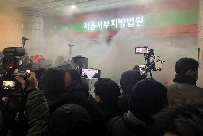 19일 새벽 윤석열 대통령에 대한 구속영장이 발부되자 서울 서부지법에 지지자들이 진입해 소화기를 뿌리며 난동을 부리고 있다 (사진=뉴스1)