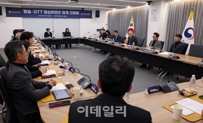 유인촌 문화체육관광부 장관이 21일 서울 종로구 국립현대미술관 서울관에서 열린 방송·OTT 영상콘텐츠 업계 간담회에서 모두 발언을 하고 있다. (사진=문체부)