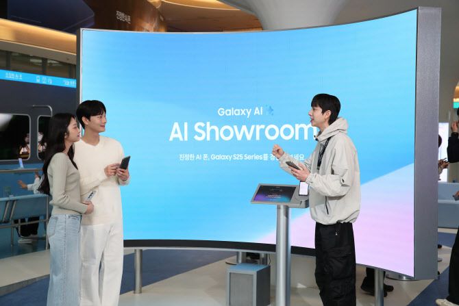 23일 오픈한 서울 영등포구 타임스퀘어 ‘갤럭시 스튜디오’에서 방문객들이 여러 앱을 사용해야 하는 작업도 한 문장의 명령어로 실행할 수 있는 AI 기능을 체험하는 모습