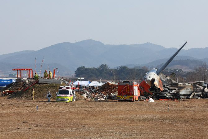 지난해 12월 29일 오후 전남 무안군 무안국제공항에서 발생한 항공기 폭발사고 현장에서 소방대원들이 구조작업을 펼치고 있다. (사진=연합뉴스)