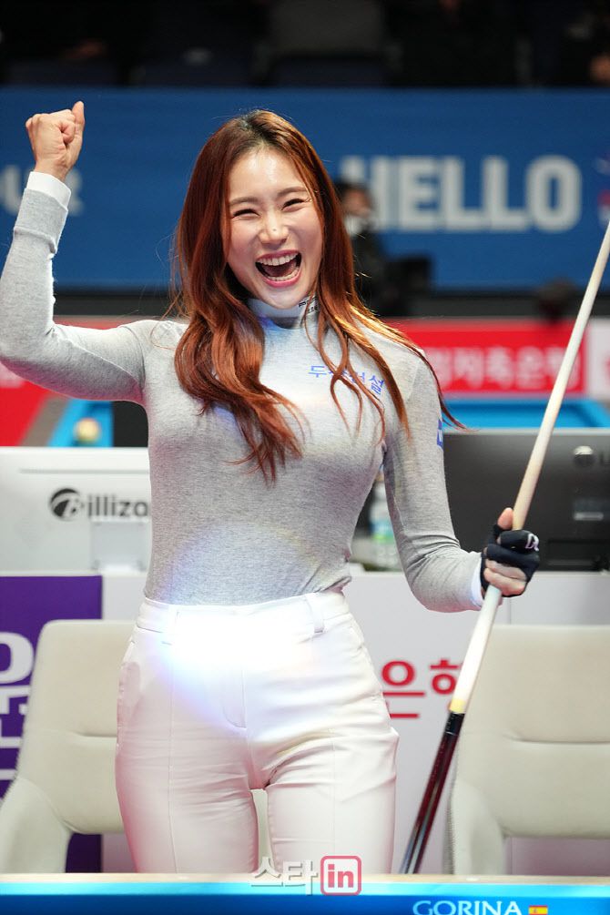 유현주가 PBA-LPBA 챔피언십 개막전 시타자로 나서 3쿠션에 성공한 뒤 기뻐하고 있다. (사진=이데일리 골프in 조원범 기자)