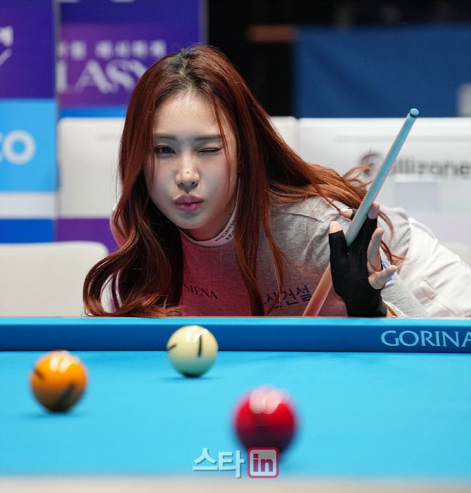 24일 경기도 고양시 킨텍스 PBA 스타디움에서 열린 웰컴저축은행 PBA-LPBA 챔피언십 개막식에서 시타자로 깜짝 변신한 프로골퍼 유현주가 공을 보낼 방향을 살피고 있다. (사진=이데일리 골프in 조원범 기자)