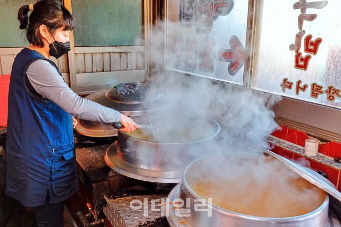 북평민속시장에서 커다란 솥에서 국밥을 끓이는 두꺼비국밥집 2대 사장님(사진=오원호 작가)