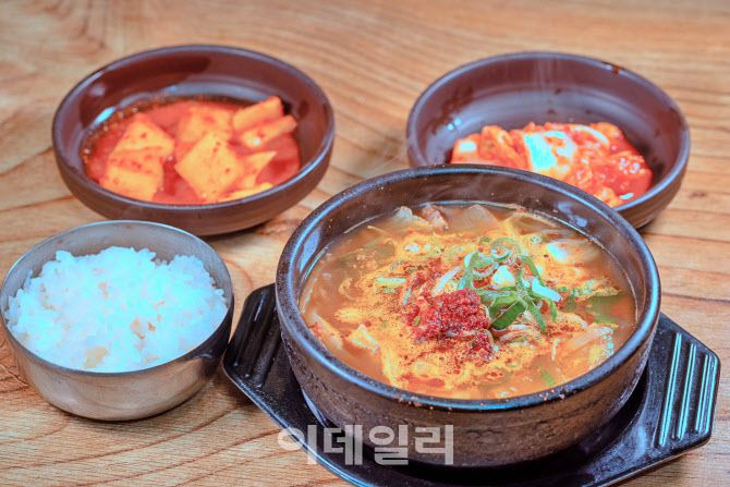 북평민속시장 두꺼비국밥집에서는 무와 파, 양념을 넣어 빨간국물을 낸다.(사진=오원호 작가)