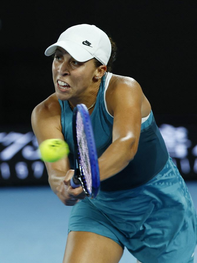 메디슨 키스가 호주오픈 여자 단식 결승에서 아리나 사발렌카의 공격을 받아내고 있다. (사진=AFPBBNews)