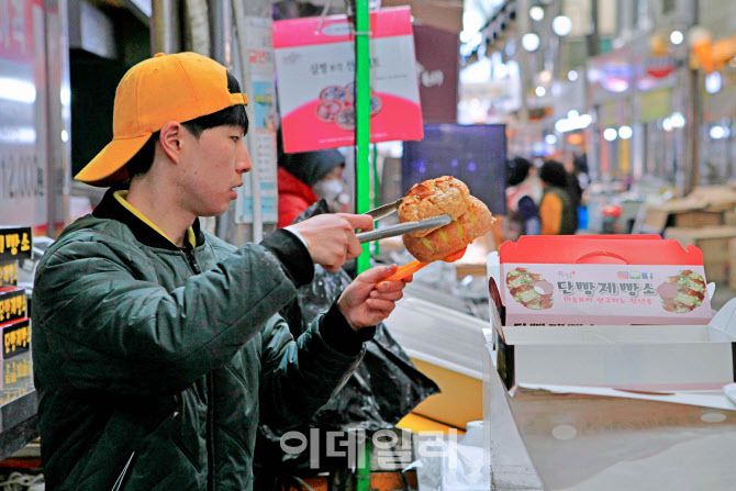 단양구경시장에 활력을 더하는 젊은 상인들(사진=박상준 작가)