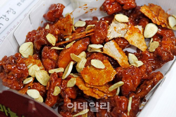 바삭한 누룽지가 들어가는 단양구경시장의 흑마늘누룽지닭강정(사진=박상준 작가)