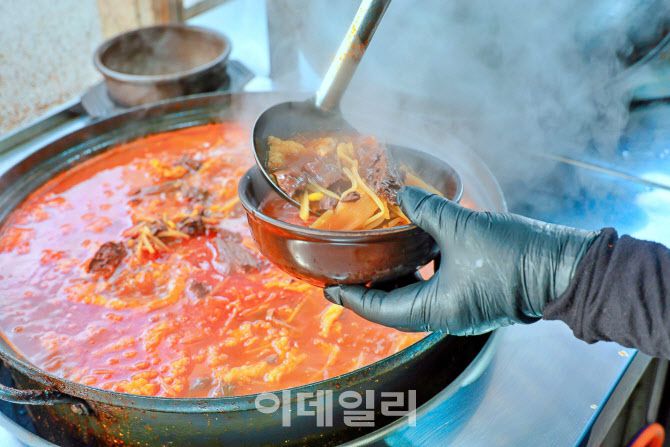 창녕전통시장에서 가마솥에 뜨겁게 끓여내는 수구레국밥(사진=유은영 작가)