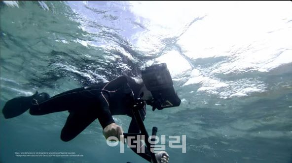 다이버가 삼성전자 갤럭시S24 울트라를 활용해 산호초를 촬영하고 있다(사진=삼성전자)