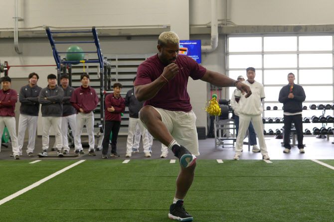 키움히어로즈 외국인타자 야시엘 푸이그가 제기차기를 하고 있다. 사진=키움히어로즈