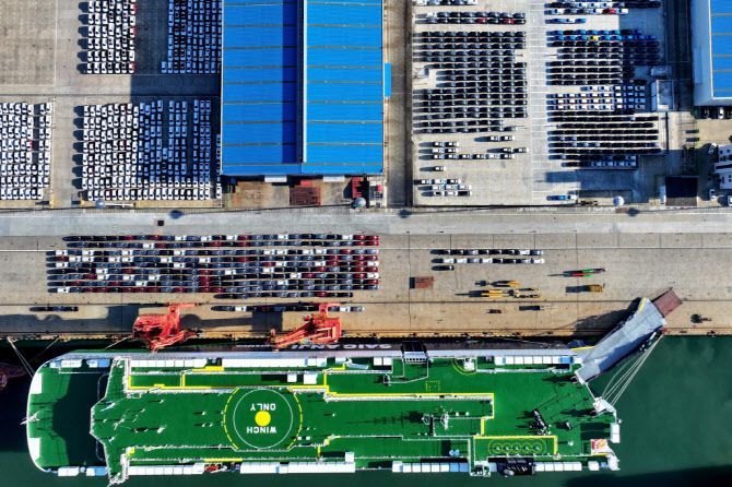 중국 장쑤성 롄윈강의 항구에서 수출용 자동차를 싣기 위한 화물선이 정박 중이다. (사진=AFP)