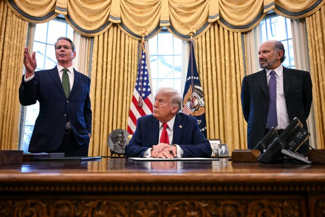 스콧 베센트(왼쪽) 미국 재무장관과 하워드 러트닉(오른쪽) 미국 상무장관이 도널드 트럼프(가운데) 미국 대통령이 3일(현지시간) 백악관에서 행정명을 하는 가운데 기자들에게 설명하고 있다. (사진=AFP)