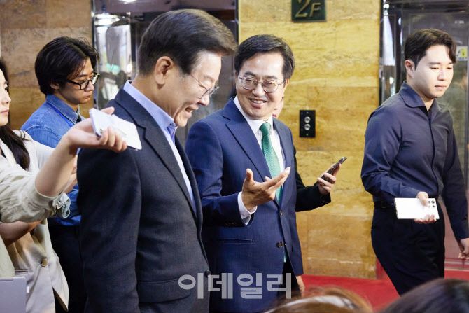 김동연 경기도지사가 지난해 6월 3일 오전 서울 여의도 국회에서 이재명 더불어민주당 당대표를 만나 반도체 특별법을 비롯한 ‘경제 3법’ 협조 관련 대화를 나누고 있다.(사진=경기도)