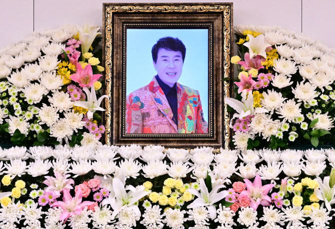 7일 오후 서울 종로구 서울대병원 장례식장에 마련된 고(故) 송대관의 빈소. (사진=공동취재단)