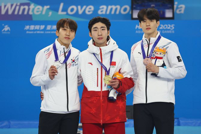 8일 중국 하얼빈 헤이룽장 빙상훈련센터 다목적홀에서 열린 하얼빈 동계아시안게임  쇼트트랙 남자 500m 시상식에서중국 린샤오쥔(한국명 임효준, 가운데), 박지원(왼쪽). 장성우가 기념촬영을 하고 있다. (사진=연합뉴스)