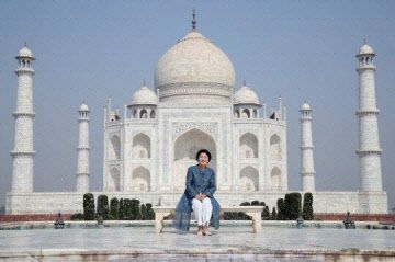 문재인 전 대통령 부인 김정숙 여사가 2018년 11월 7일 당시 영부인 자격으로 인도 우타르프라데시주 아그라의 타지마할을 방문해 기념 촬영을 하고 있다.(사진=연합뉴스)