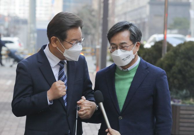 2022년 3월 1일 당시 더불어민주당 이재명 대선 후보와 새로운물결 김동연 대선 후보가 서울 마포의 한 카페에서 회동한 후 기자회견을 하고 있다.(사진=연합뉴스)