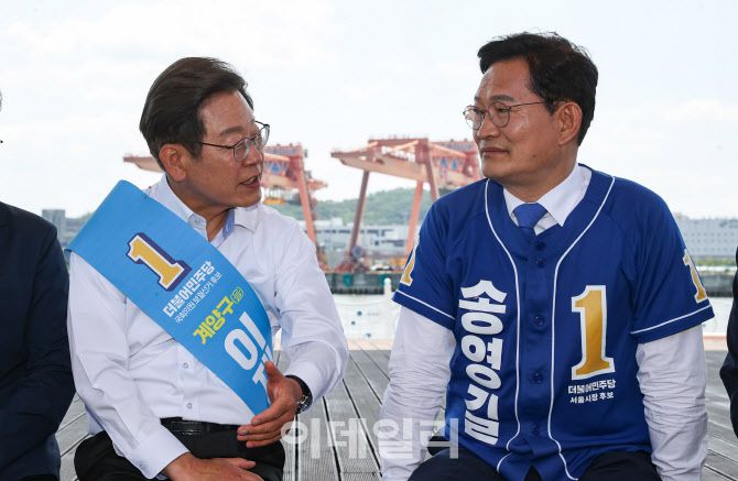 2022년 5월 27일 이재명 더불어민주당 인천 계양을 국회의원 후보, 송영길 서울시장 후보가 김포시 고촌읍 아라 김포여객터미널 아라마린센터 앞 수변광장에서 열린 김포공항 이전 수도권 서부 대개발 정책협약 기자회견을 마친 뒤 대화를 나누고 있다.(사진=뉴시스)