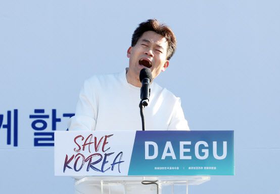 한국사 강사 전한길씨가 8일 오후 동대구역 광장에서 열린 세이브코리아 주최 국가비상기도회에서 발언하고 있다.(사진=연합뉴스)